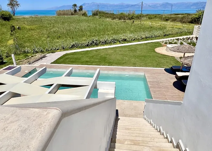 Danune Luxury Beachfront With Private Pool By Dadovillas * Astrakeri
