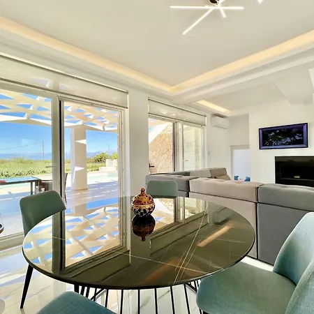 Danune Luxury Beachfront With Private Pool By Dadovillas Villa