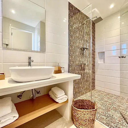 Danune Luxury Beachfront With Private Pool By Dadovillas Villa *