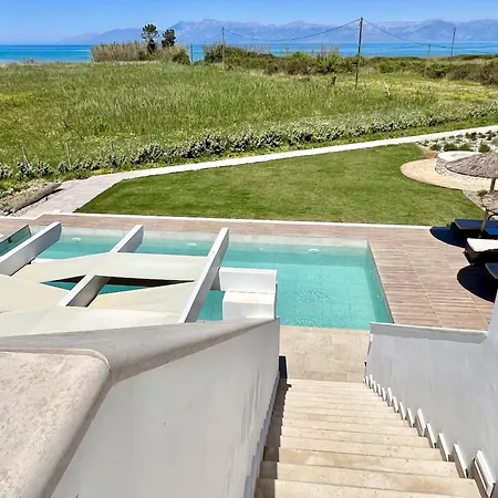 Danune Luxury Beachfront With Private Pool By Dadovillas * Astrakeri