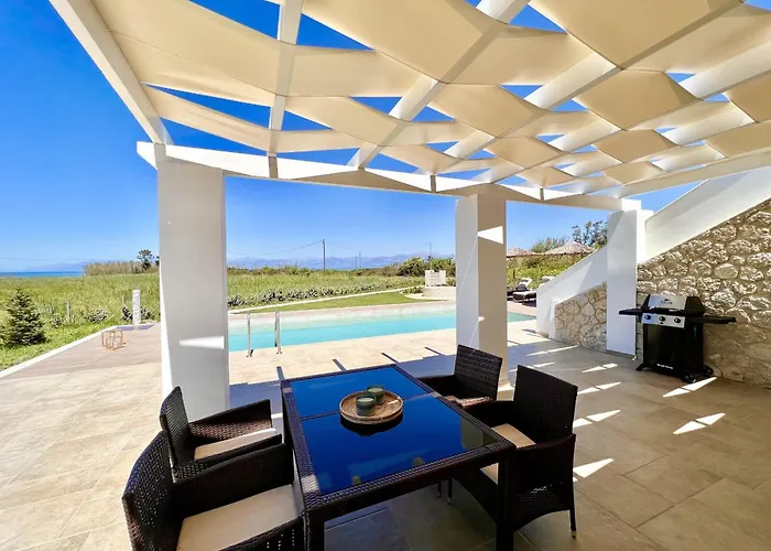 Danune Luxury Beachfront With Private Pool By Dadovillas Astrakeri